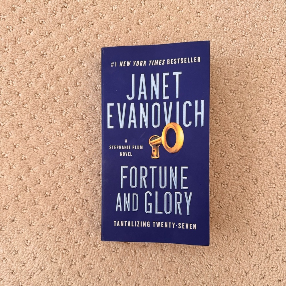 Janet Evanovich’s “Fortune and Glory”